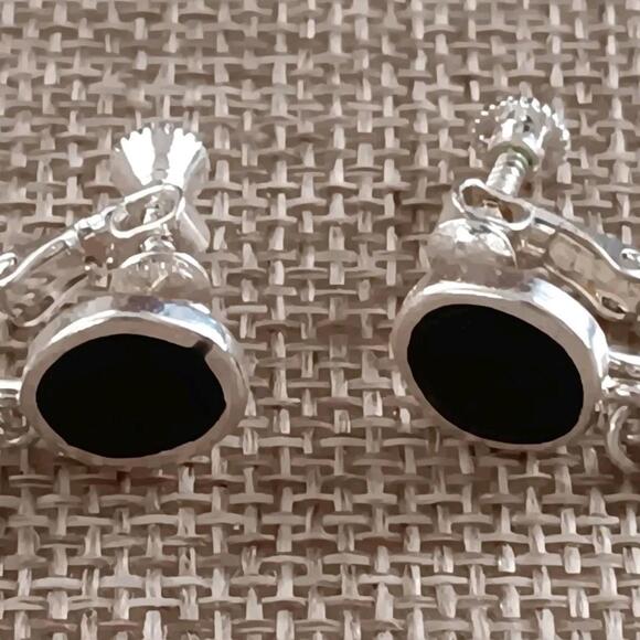 Vintage Screwback Black & Cream silver tone Enamel Dangle Earrings - Picture 5 of 6